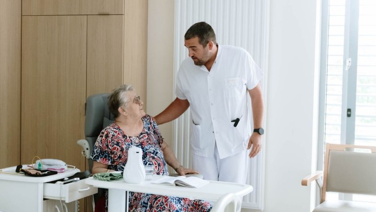 discussion entre une patiente et un soignant dans une chambre de l'hôpital de Beaujeu